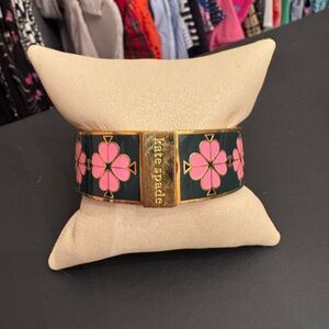 EUC! Kate Spade spade flower bangle. One size. Includes jewelry bag.